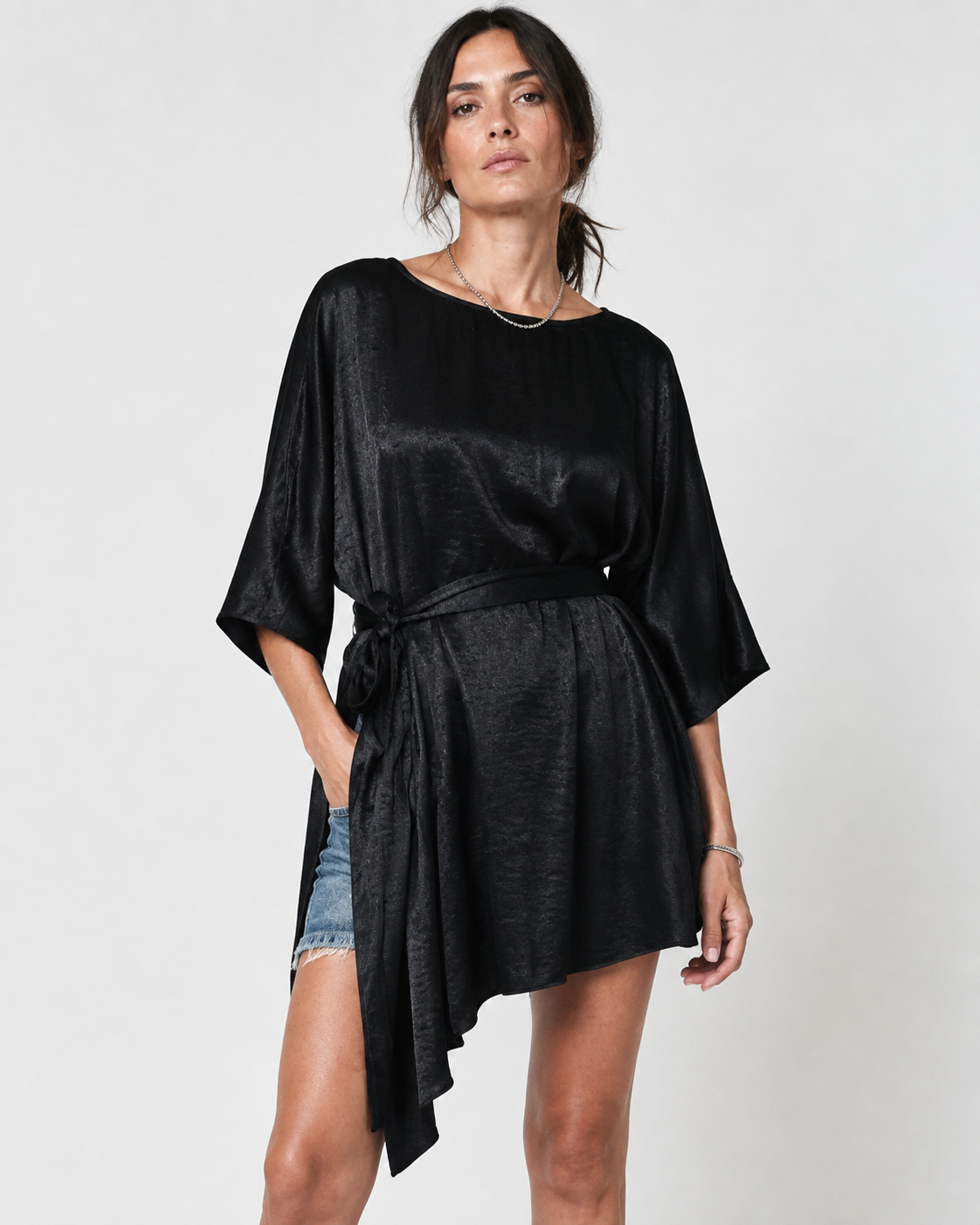 Bluză tip kaftan asimetrică din material metalizat, nuanța neagră, vedere din față