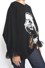 Vedere laterală a unei bluze negre oversized, cu mâneci evazate din tul