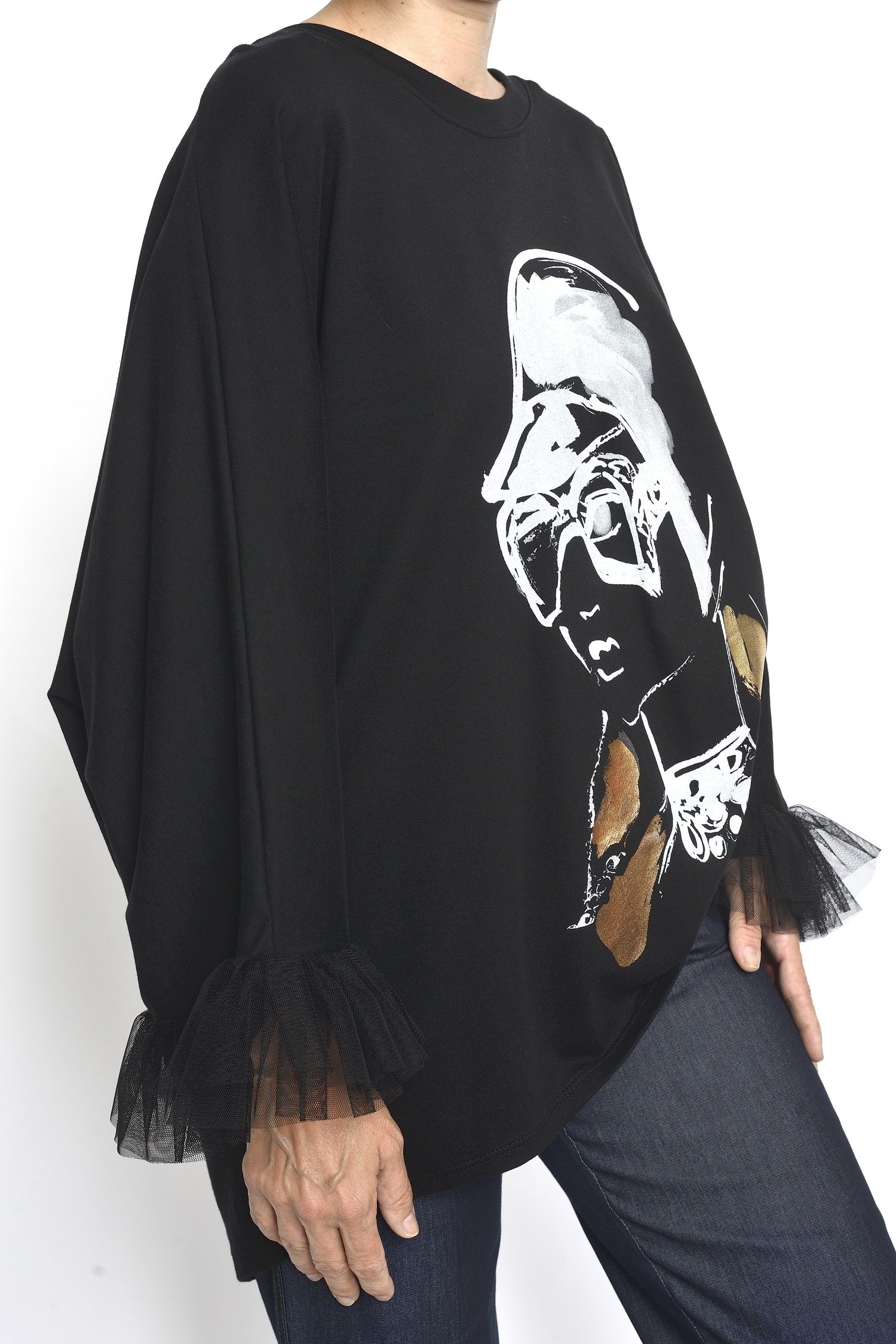 Vedere laterală a unei bluze negre oversized, cu mâneci evazate din tul