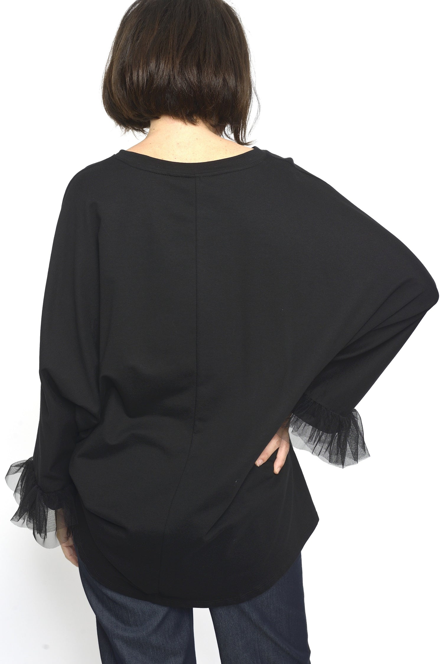 Bluză oversize din bumbac negru, văzută din spate, croială fluidă și elegantă