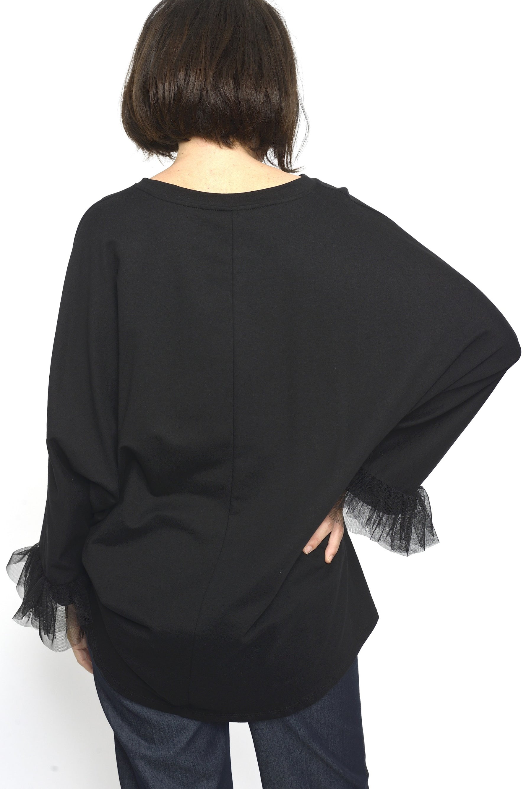 Bluză oversize din bumbac negru, văzută din spate, croială fluidă și elegantă