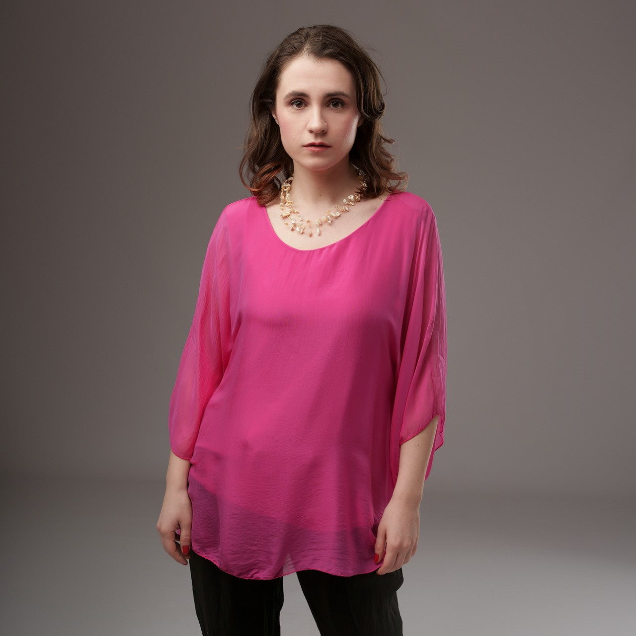 Bluză largă din mătase naturală, nuanță fucsia vibrantă, cu mânecă fluture și decolteu rotund