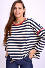 Detaliu material bumbac cu dungi navy și albe, cusături fine și detaliu roșu decorativ.