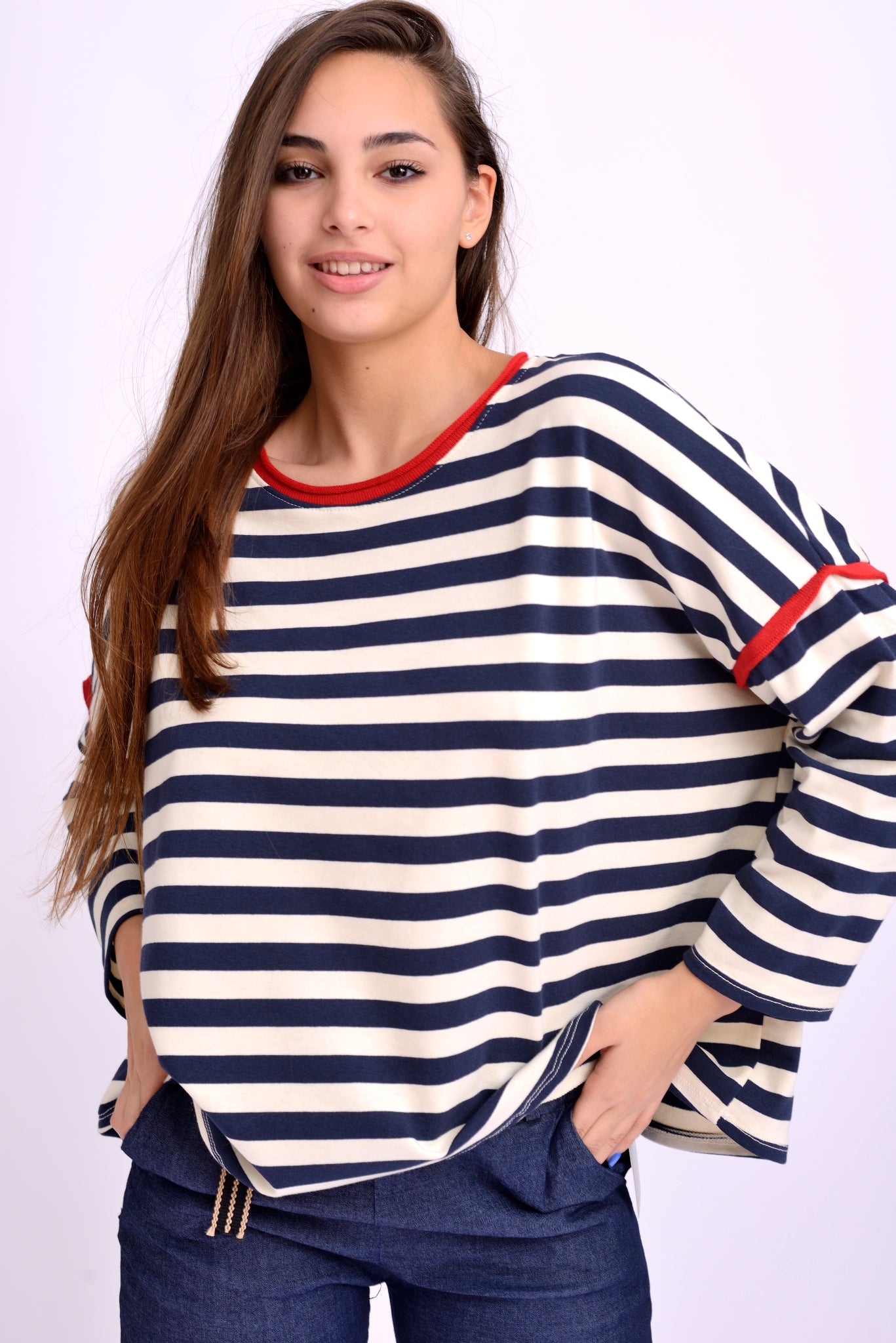 Detaliu material bumbac cu dungi navy și albe, cusături fine și detaliu roșu decorativ.