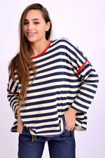 Bluză largă navy cu dungi orizontale și detalii roșii, ideală pentru lookuri casual de zi.