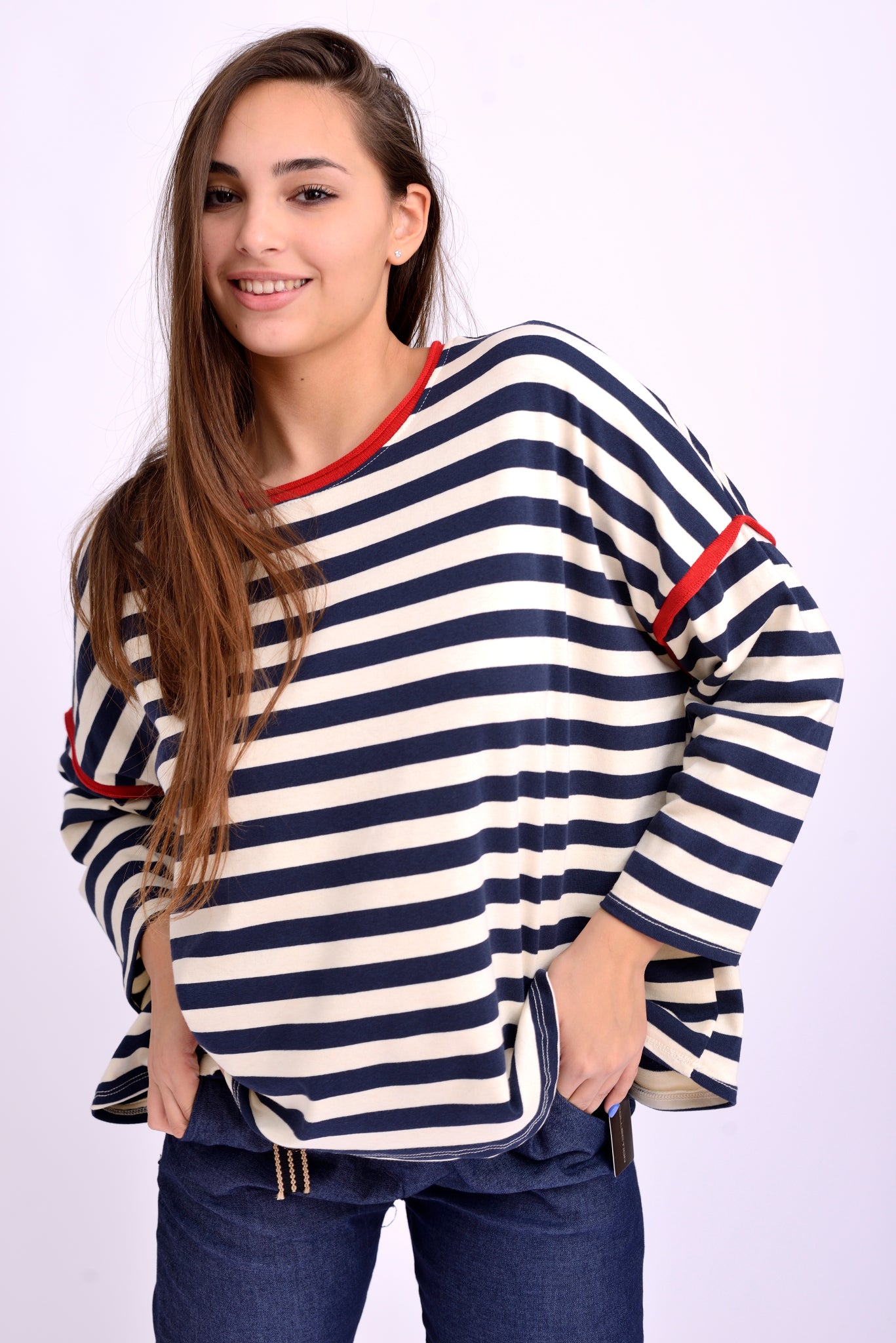 Bluză largă navy cu dungi orizontale și detalii roșii, ideală pentru lookuri casual de zi.