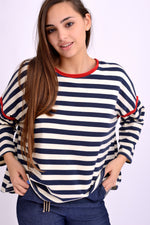 Vedere din spate a bluzei navy cu umeri căzuți și croială relaxată, detalii roșii discrete.