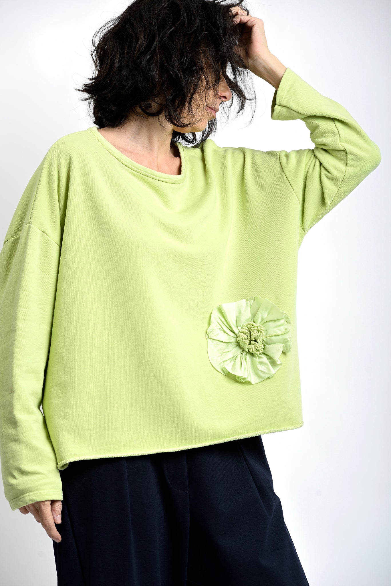 Vedere laterală a bluzei rândunică din jerse de bumbac, cu mâneci lejere și cădere fluidă.