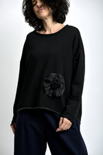 Bluză largă din jerse de bumbac, cu croială rândunică și aplicație floare la bază, în nuanță deschisă.