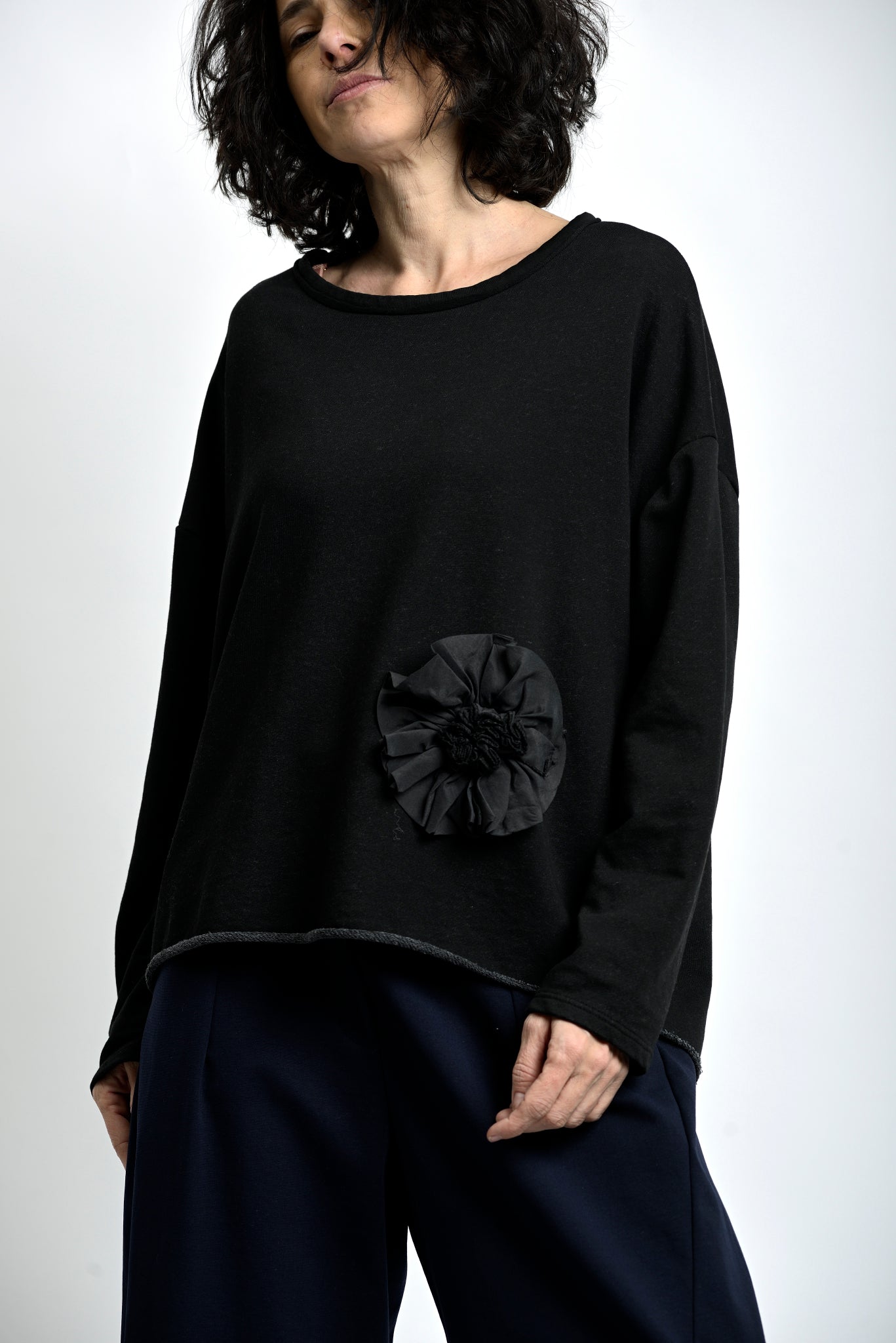 Bluză largă din jerse de bumbac, cu croială rândunică și aplicație floare la bază, în nuanță deschisă.