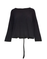 Bluza neagră lejeră din tricot moale, cu mâneci lungi și șnur reglabil la baza taliei.