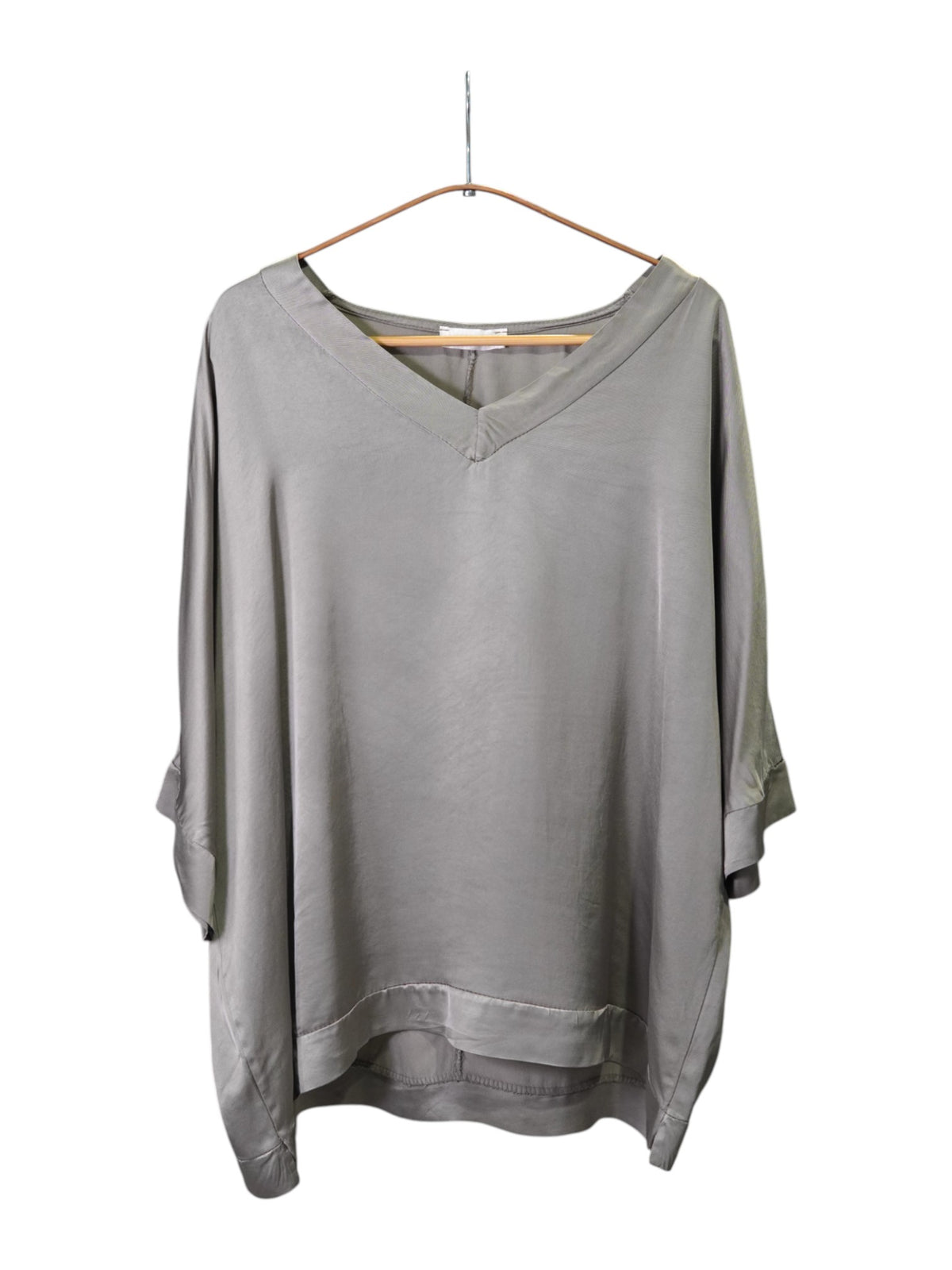 Bluză lejeră de culoare gri, cu decolteu în V, mâneci largi și material satinat, ideală pentru un look casual-elegant.
