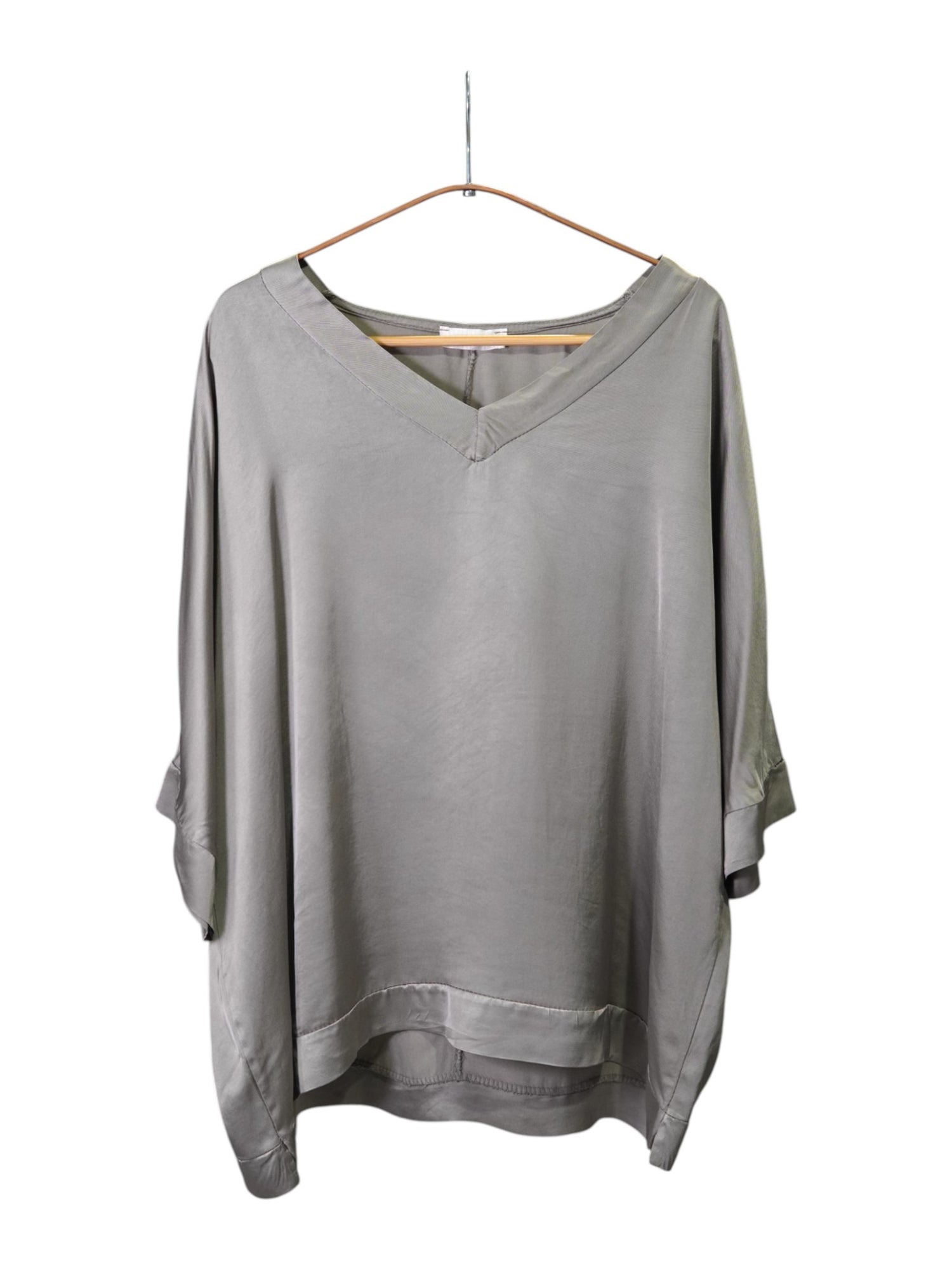 Bluză lejeră de culoare gri, cu decolteu în V, mâneci largi și material satinat, ideală pentru un look casual-elegant.