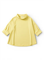 Bluză galben pastel cu guler larg și umeri căzuți, evidențiind proporțiile lejere.