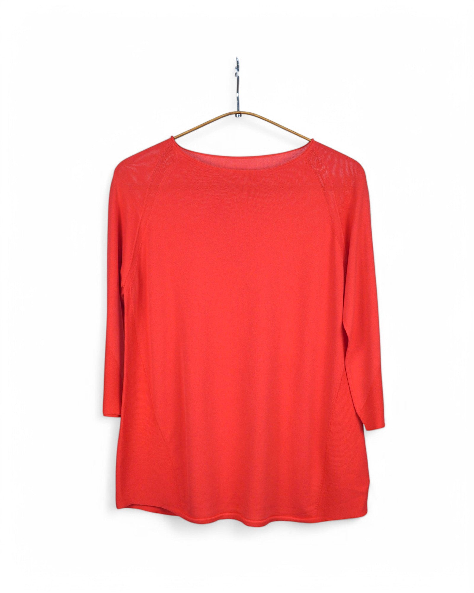 Bluza lejeră cu mâneci 3/4, culoare roșie intensă, croială casual.
