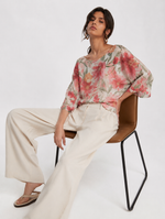 Bluză lejeră cu imprimeu floral purtată cu pantalon crem, look casual boem, All Above Boutique