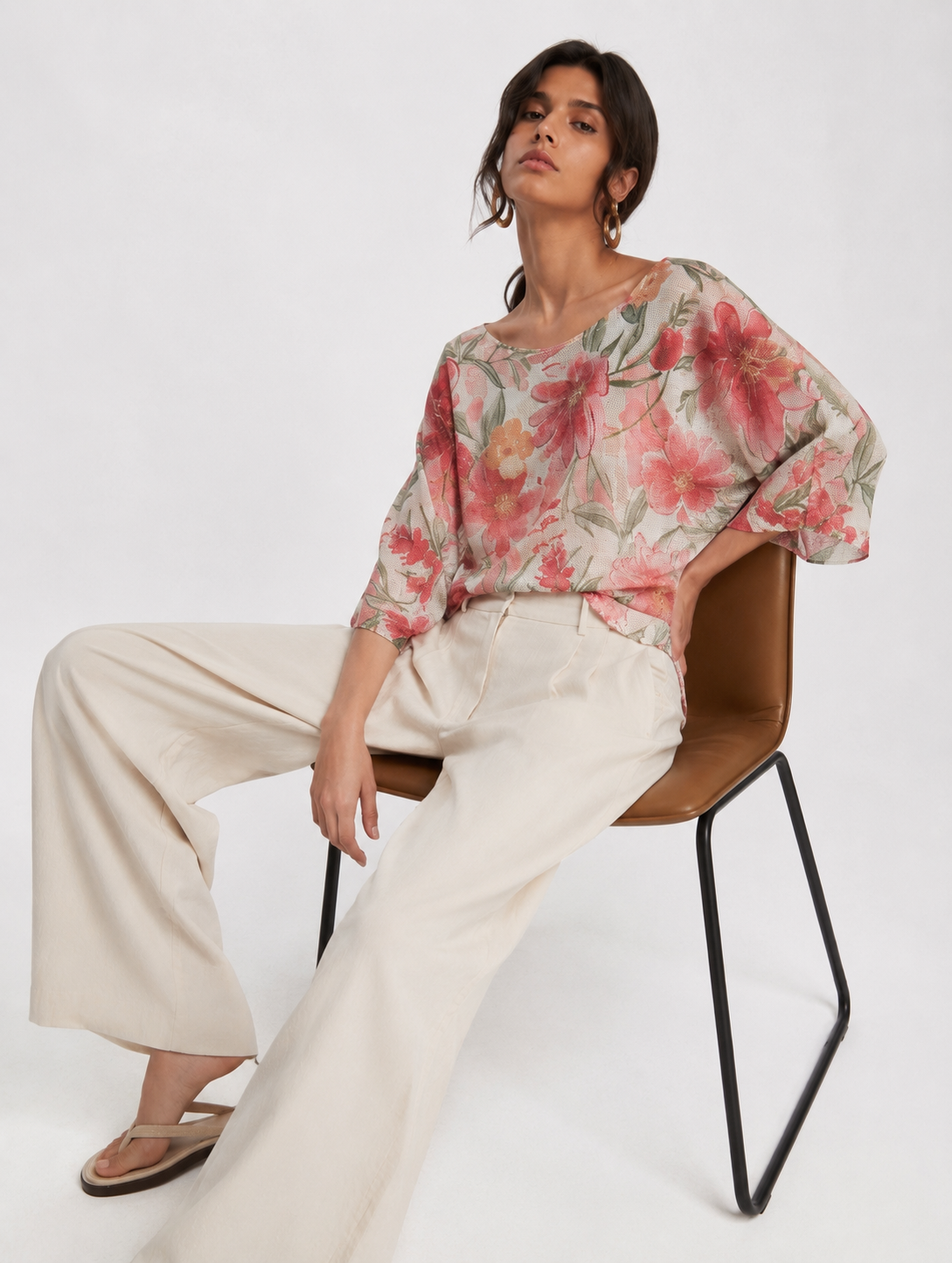 Bluză lejeră cu imprimeu floral purtată cu pantalon crem, look casual boem, All Above Boutique