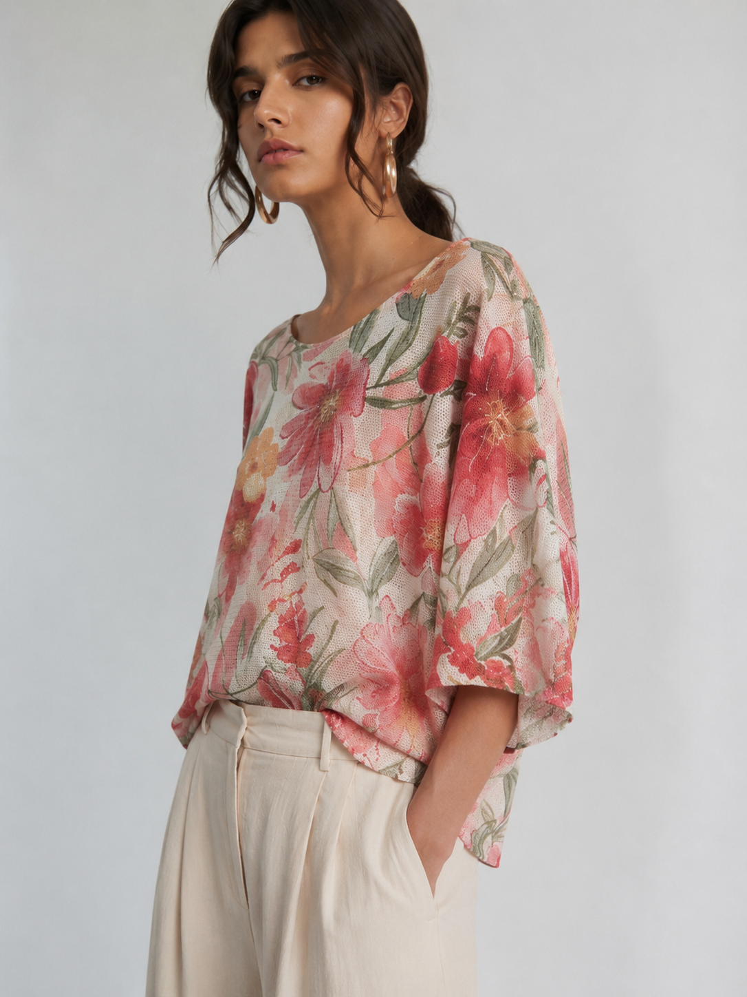 Vedere laterală bluză florală lejeră cu decolteu V, croială fluidă vară, All Above Boutique