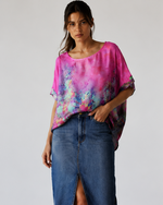 Bluză lejeră roz cu 50% mătase și imprimeu artistic, vedere frontală. All Above Boutique.