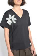 Bluza din bumbac cu mânecă scurtă și detaliu floral alb pe fond negru.