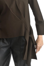 Bluză maro cu croială dreaptă și drapaj lateral subtil, ideală pentru ținute casual elegante