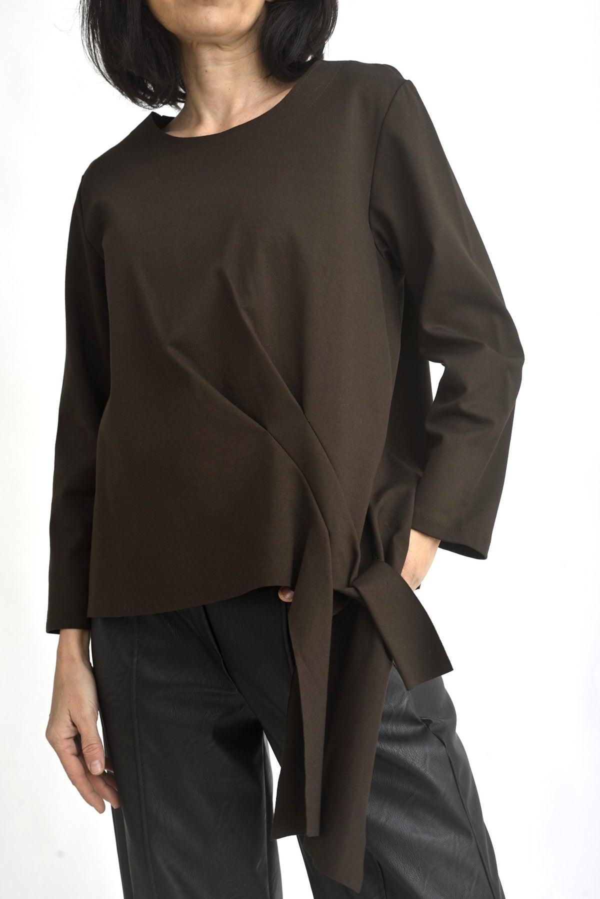 Bluză maro cu drapaj lateral și bandă decorativă, realizată din material elastic cu cădere elegantă
