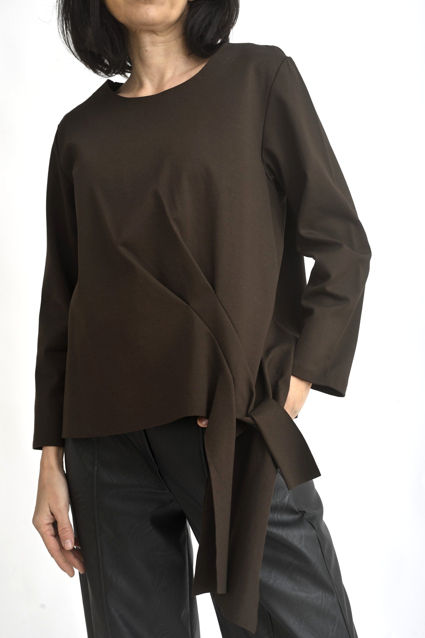 Bluză maro cu drapaj lateral și bandă decorativă, realizată din material elastic cu cădere elegantă