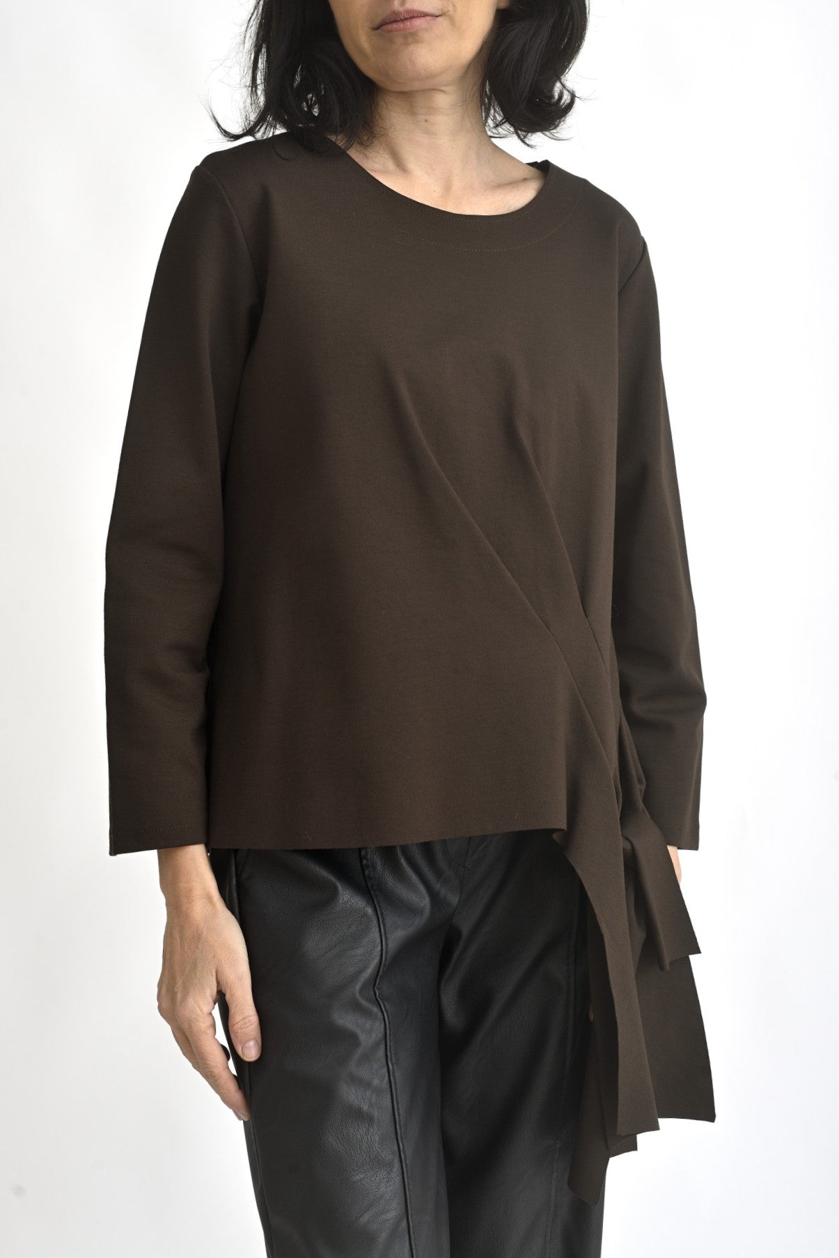 Bluză maro cu decolteu rotund și detaliu drapat pe lateral, design modern și feminin