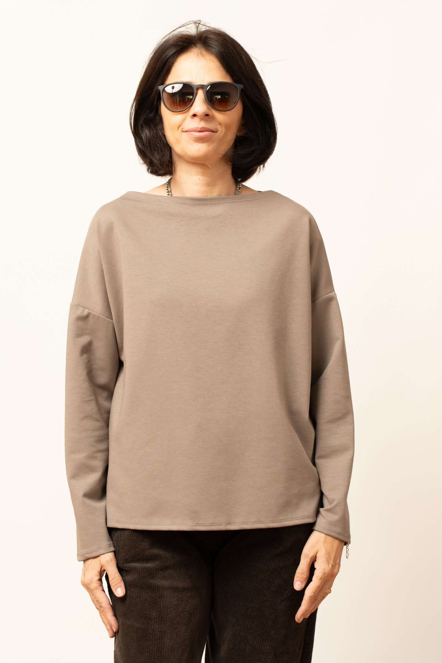 Bluză damă bej oversize, cu umeri căzuți și mâneci lungi, croială lejeră.