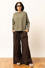 Bluză damă oversize verde kaki, cu mâneci lungi și croială comodă.