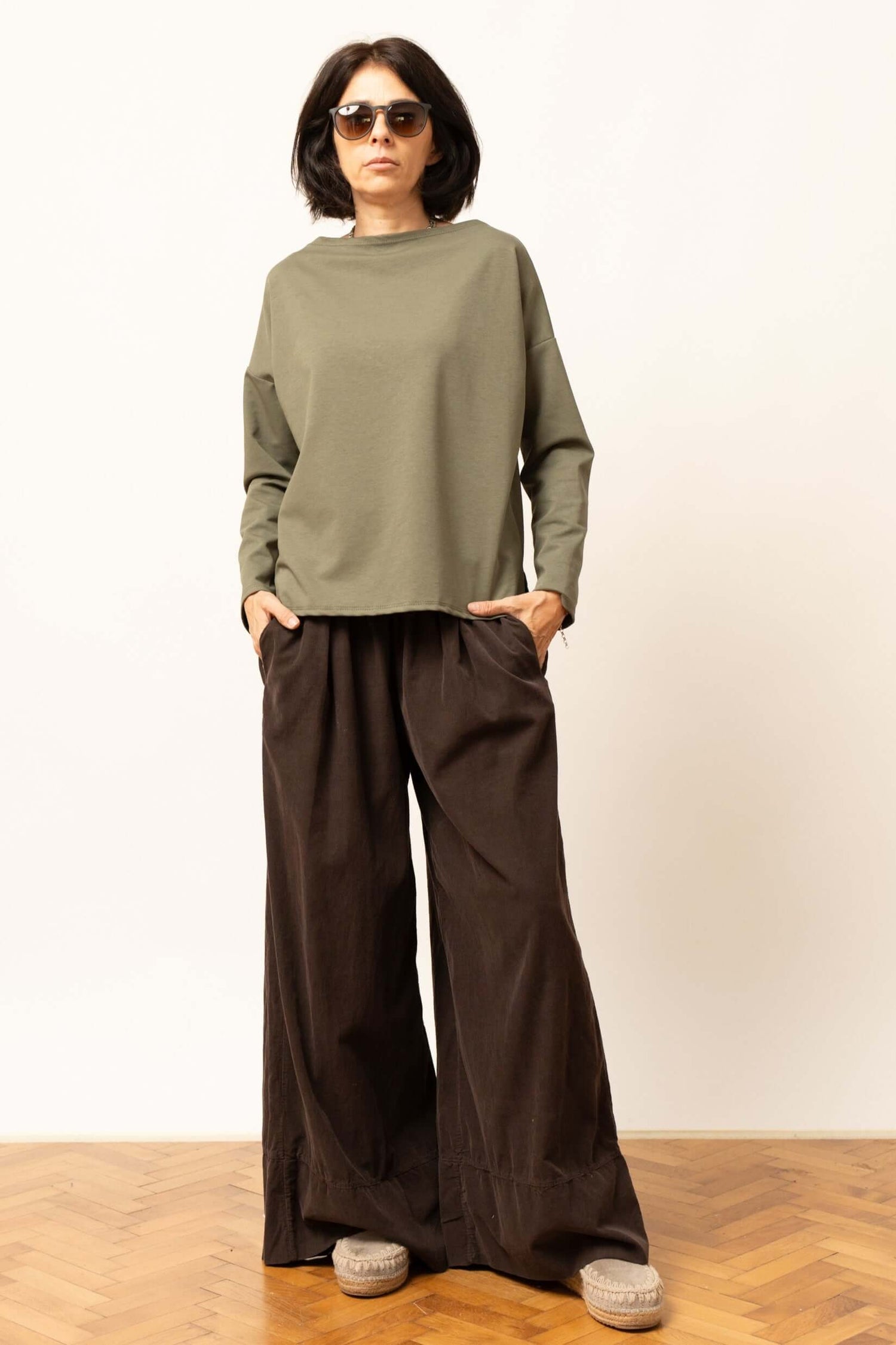 Bluză damă oversize verde kaki, cu mâneci lungi și croială comodă.