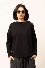 Bluză damă oversize neagră, cu umeri căzuți și croială relaxată.