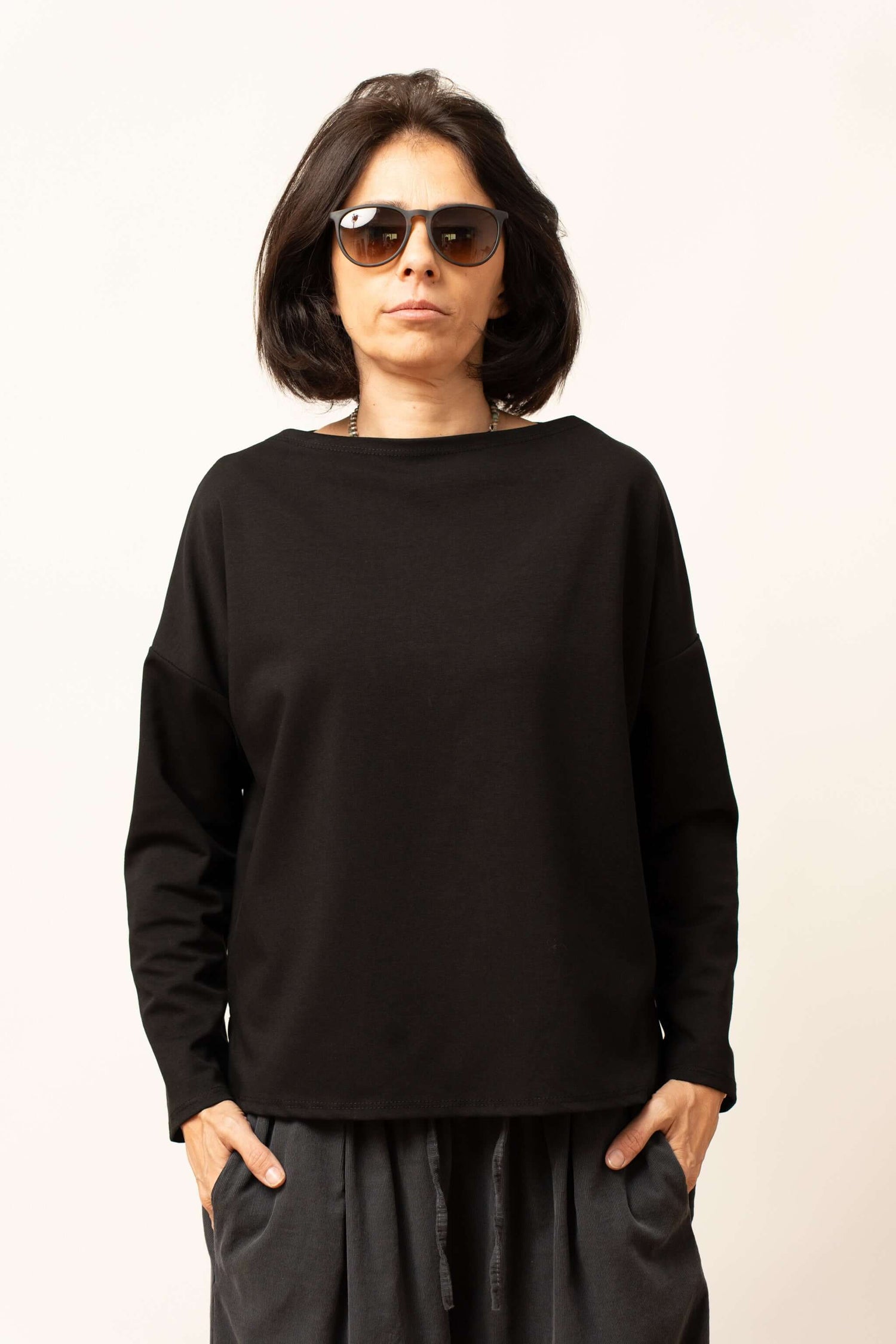 Bluză damă oversize neagră, cu umeri căzuți și croială relaxată.