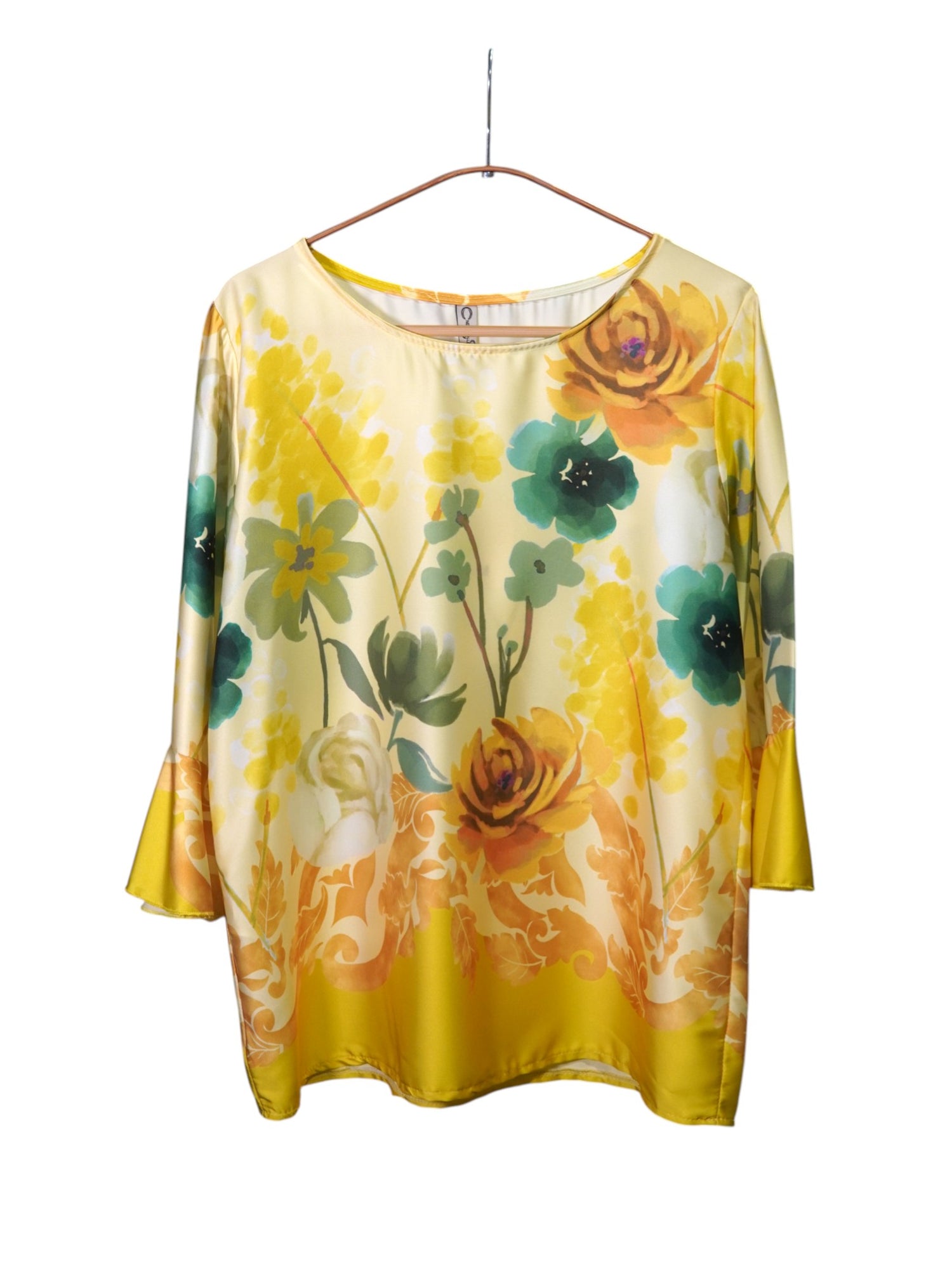 Bluză satinată galbenă cu imprimeu floral colorat și mâneci evazate, vedere din față