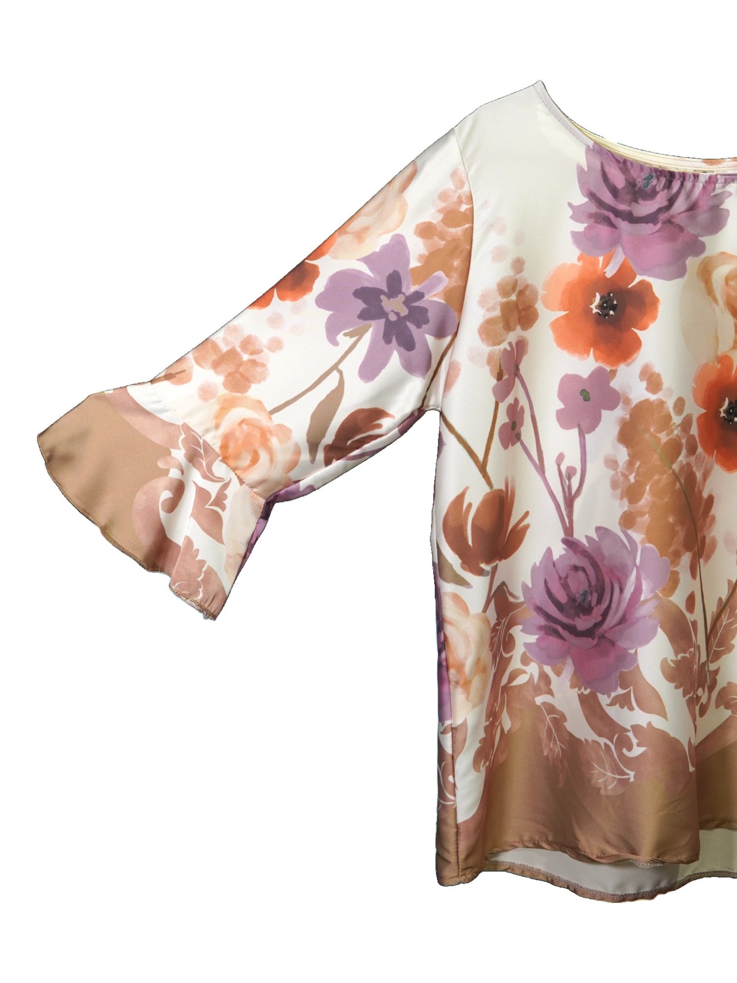 Detaliu mânecă evazată a unei bluze satinate cu imprimeu floral în nuanțe pastelate