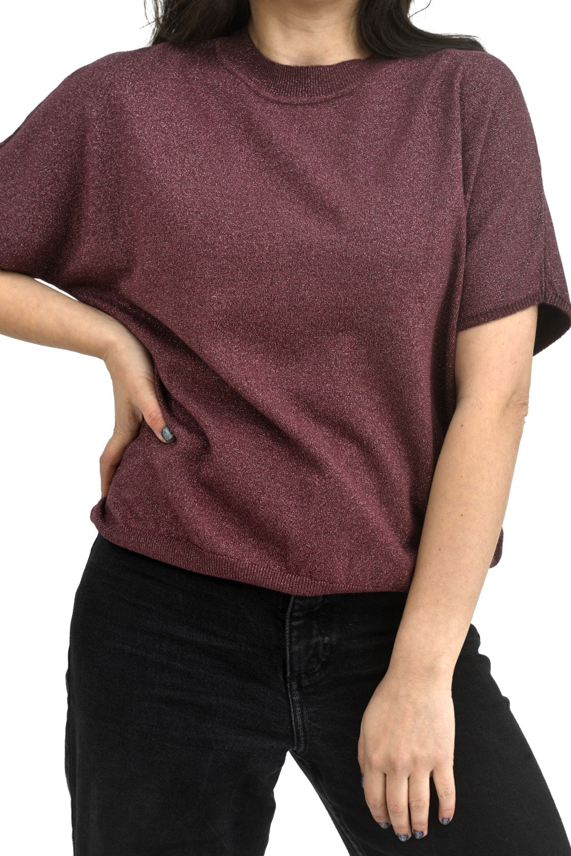 Detaliu textură cu sclipici discret al unei bluze lejere din viscoză și nylon