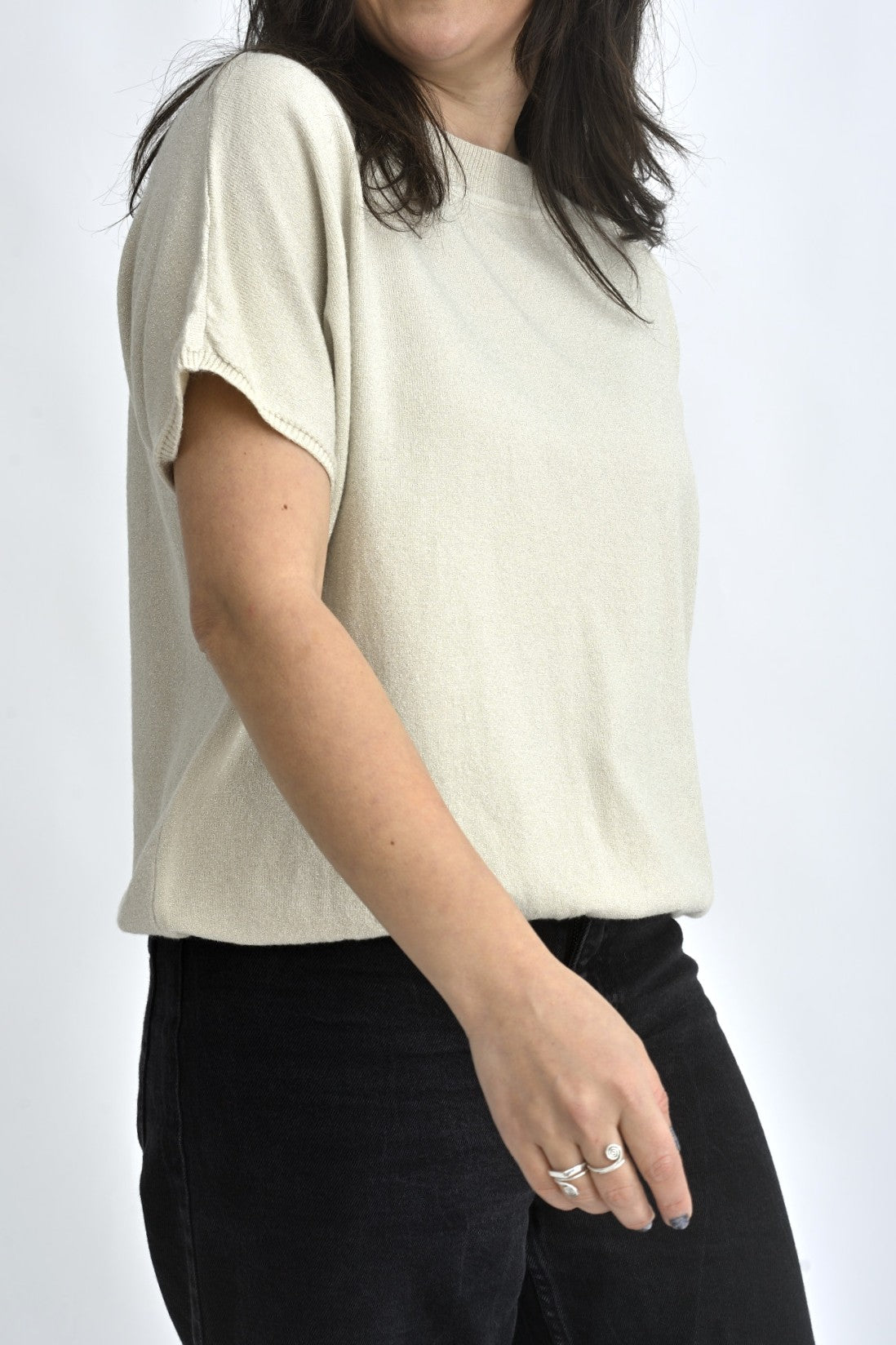 Detaliu textură cu sclipici discret al unei bluze lejere din viscoză și nylon