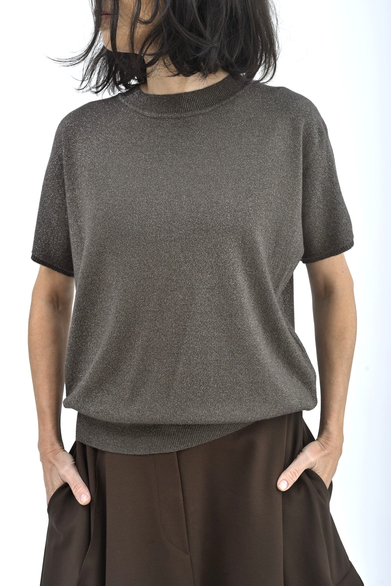 Bluză cu sclipici fin, croială lejeră și umeri căzuți, în nuanță maro elegant