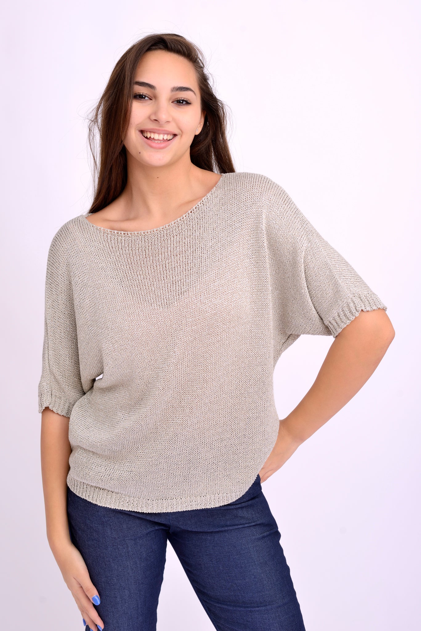 Bluză gri-argintie din tricot subțire cu sclipici și fundă la spate, purtată pe model.