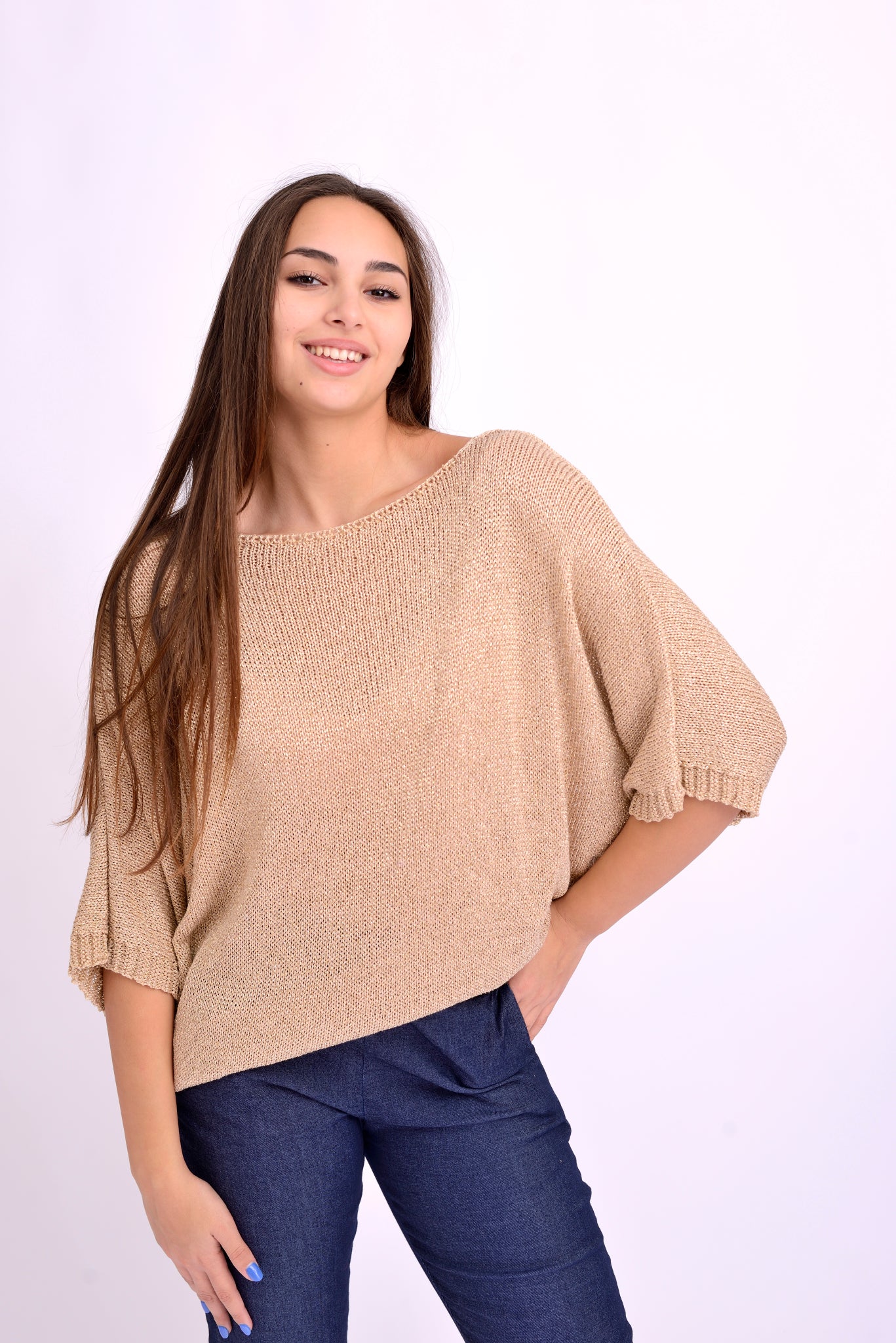 Bluză aurie din tricot cu sclipici fin, croială lejeră și umeri căzuți, purtată pe model.