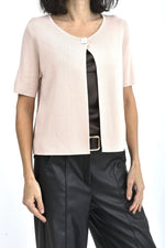 Bluză elegantă bej cu croială lejeră și închidere frontală cu nasture decorativ din sidef