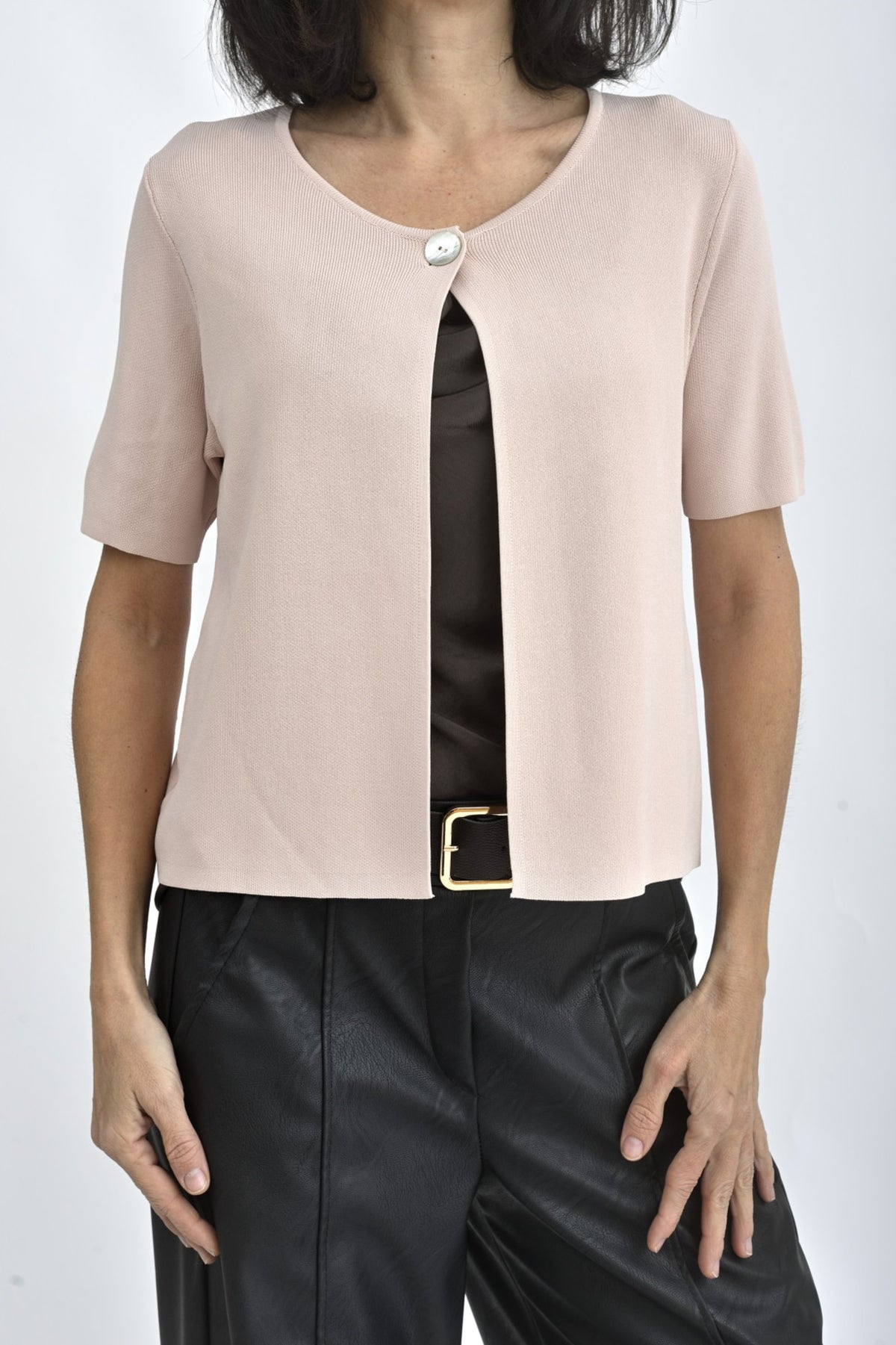 Bluză crem cu mâneci scurte și design minimalist, accesorizată cu nasture sidef