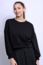Bluză tip sweatshirt purtată într-o ținută casual modernă