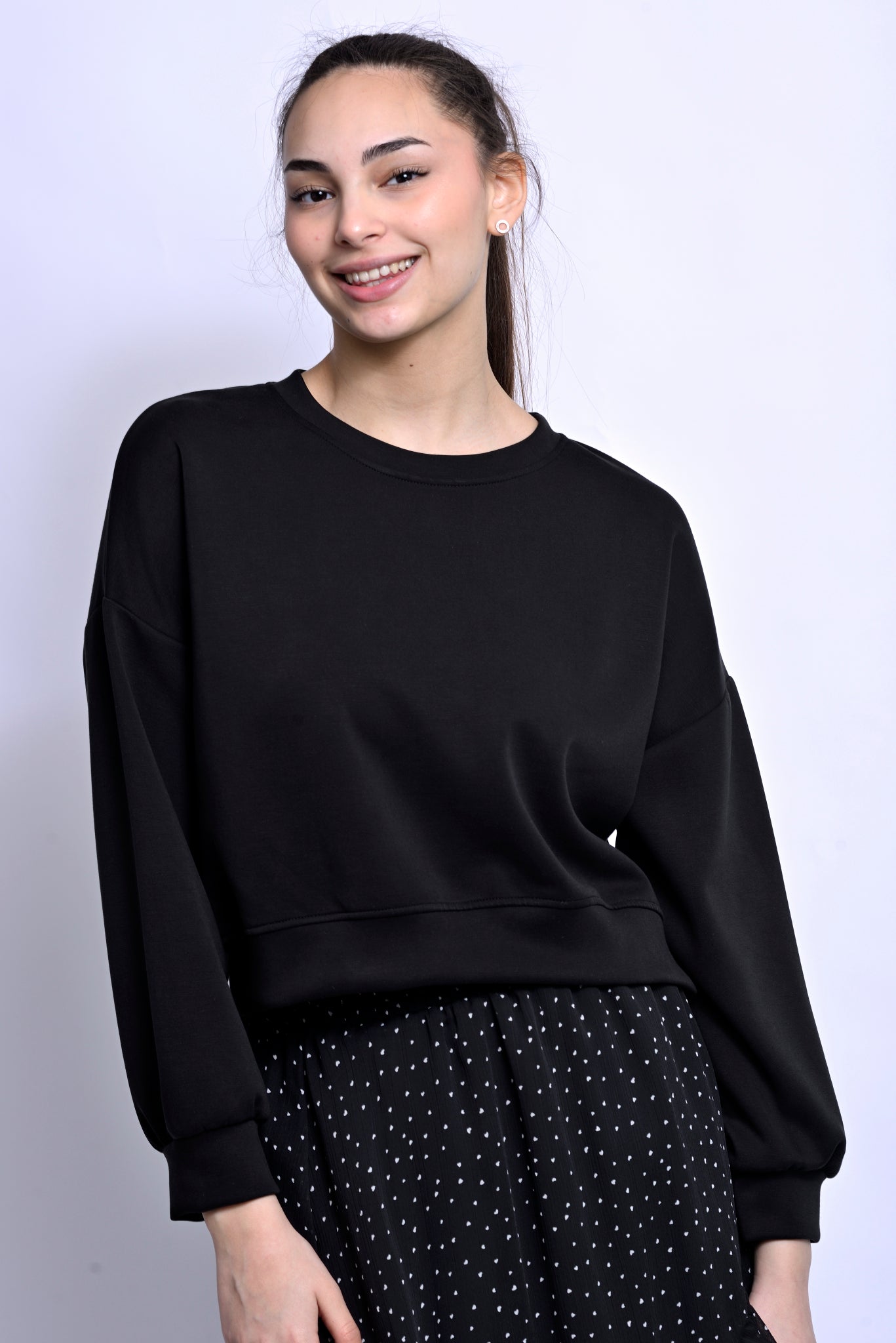 Bluză tip sweatshirt purtată într-o ținută casual modernă