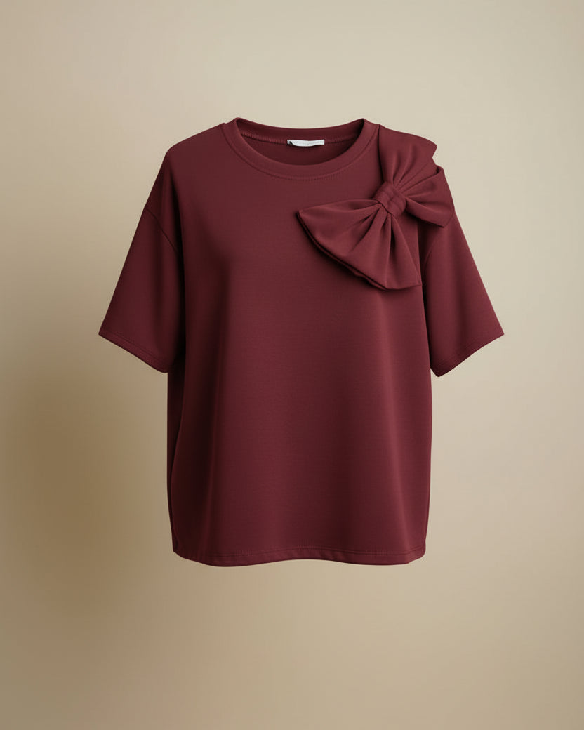 Profil al topului din material elastic, croială dreaptă cu fundă textilă decorativă.