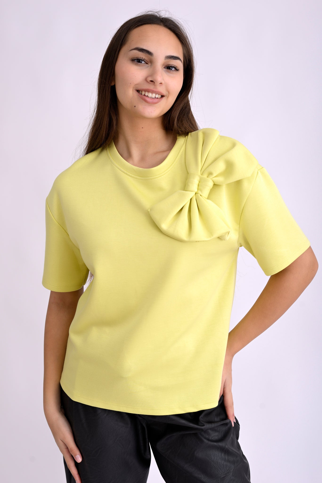 Detaliu al fundei decorative de pe mânecă la bluza galbenă din material moale.