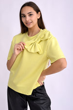 Top galben din material ușor, croială dreaptă, cu fundă laterală și mânecă scurtă.