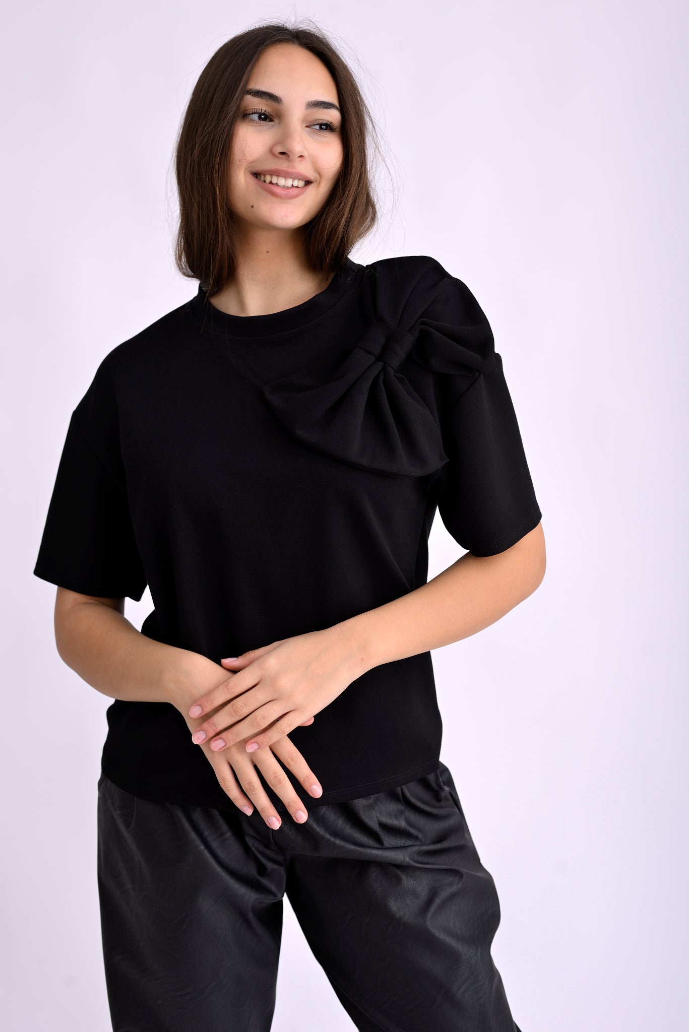 Bluză top neagră cu fundă laterală și mânecă scurtă, potrivită pentru ținute casual sau office.