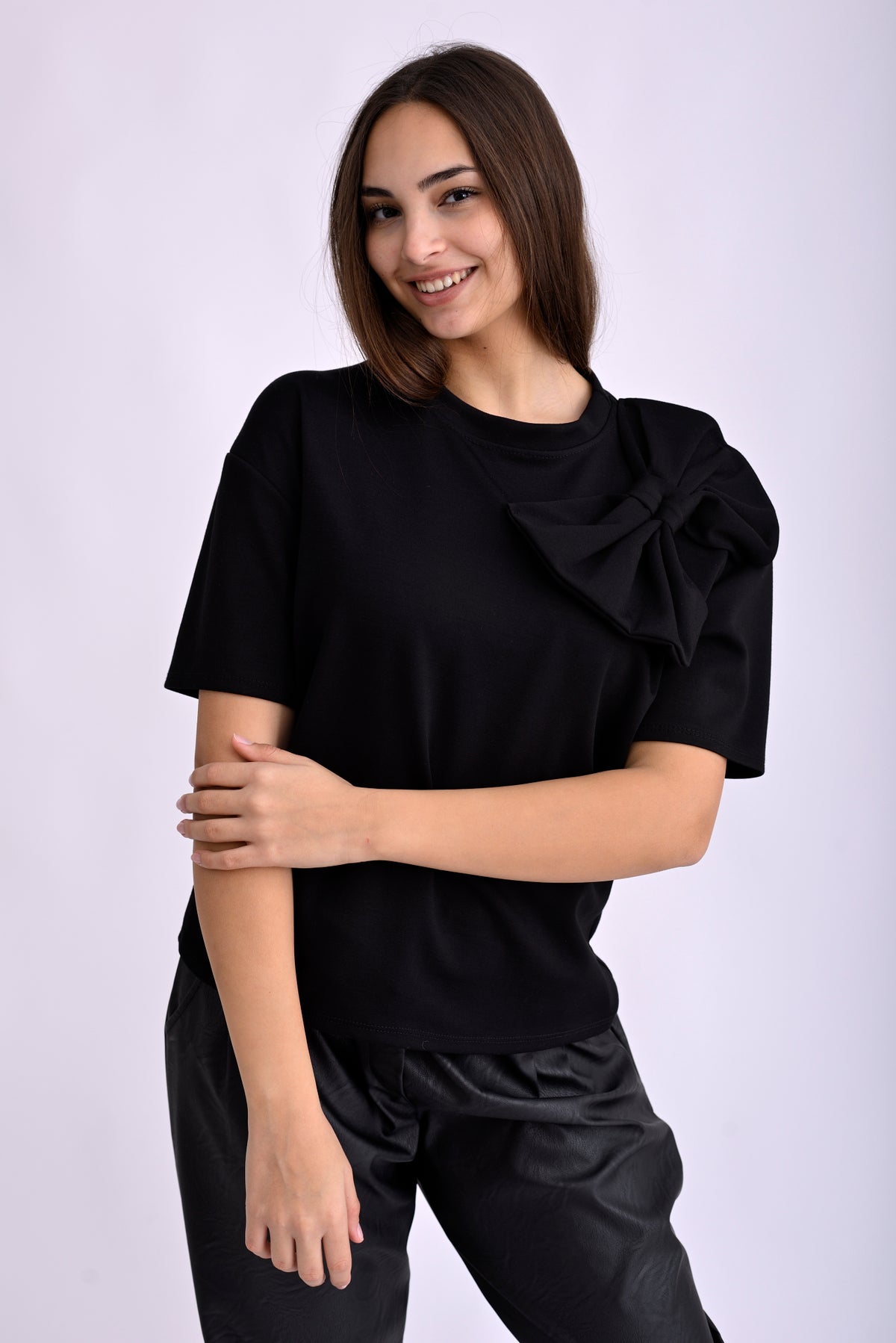 Detaliu al fundei aplicate pe mânecă la bluza neagră elegantă, din amestec de vâscoză și poliester.