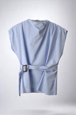 Bluză top albastru deschis cu turtleneck și centură decorativă, croi lejer și umeri căzuți.